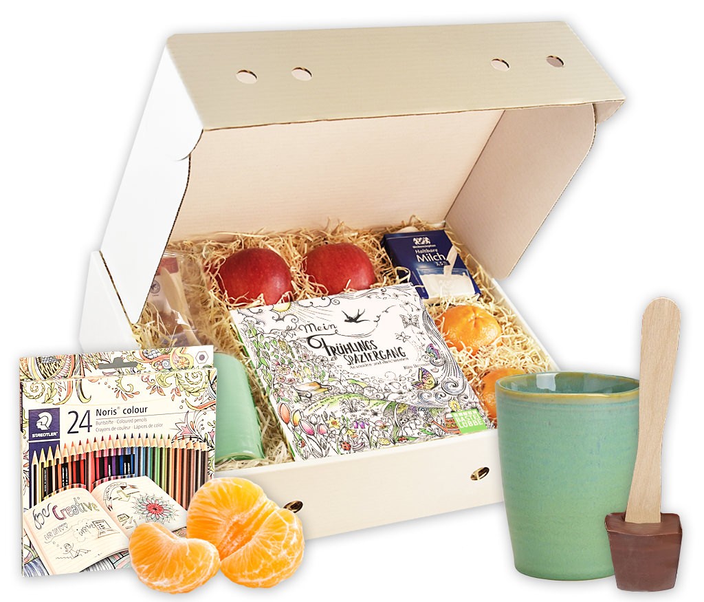 Geschenkbox Entspannung mit frischem Obst, Tasse, Schokolade am Stil, Milch, Ausmalbuch und Buntstiften