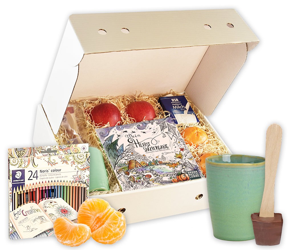 Geschenkbox Entspannung mit frischem Obst, Tasse, Schokolade am Stil, Milch, Ausmalbuch und Buntstiften