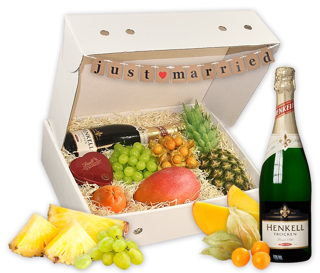 Geschenkbox Glückwunsch zur Hochzeit mit Champagner oder Sekt, Pralinen, Girlande und frischem Obst