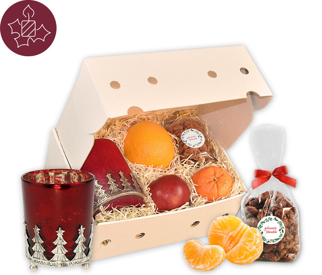 Obstbox mit gebrannten Mandeln, weihnachtlichem Windlicht und frischem Obst