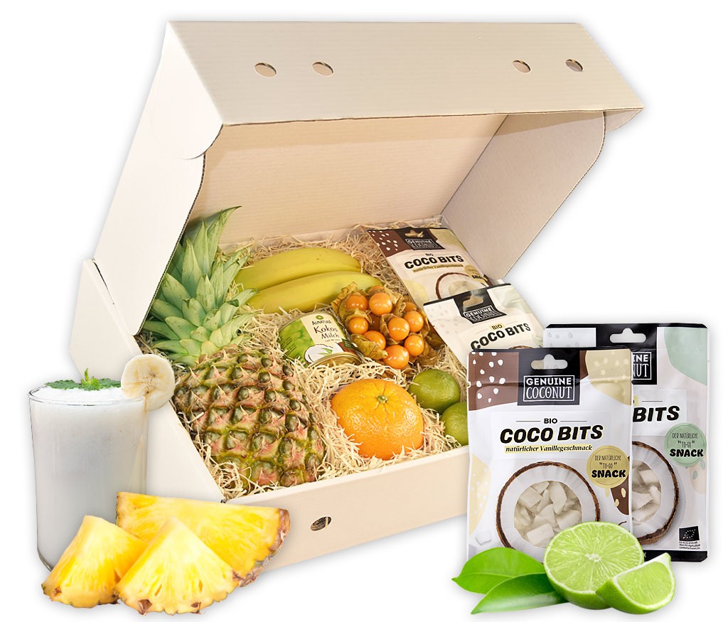 Smoothiebox mit Ananas, Orange, Bananen, Limetten, Physalis, Kokosmilch und frischen Kokosstücken