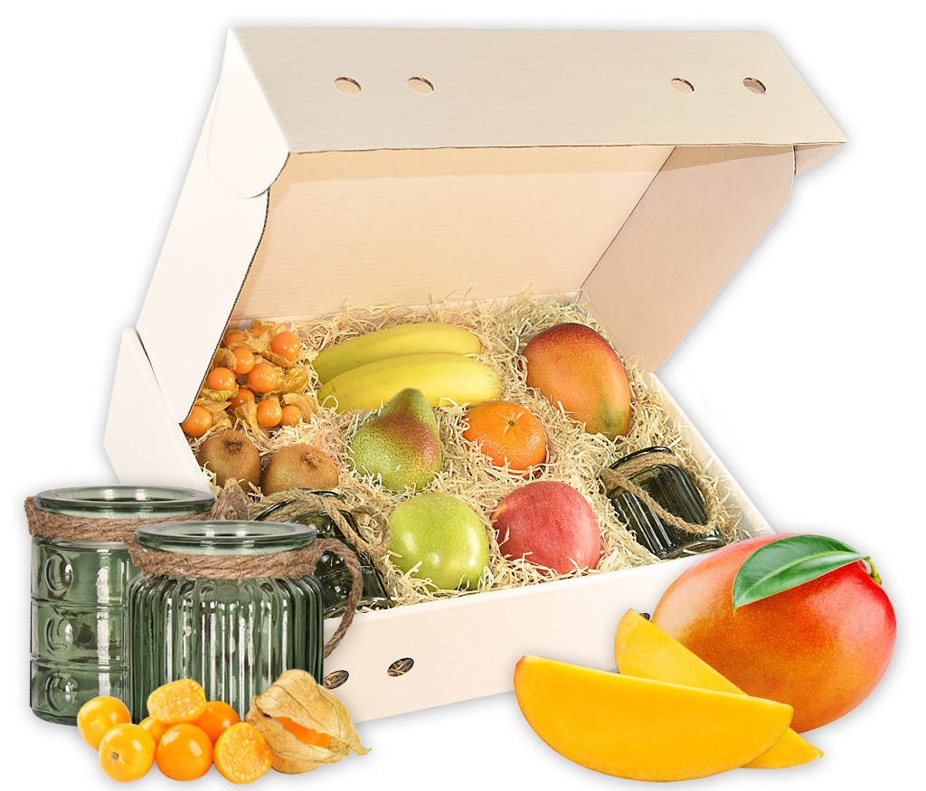 Obstbox mit grünen Glas-Windlichtern und frischem Obst