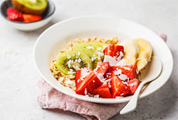 Reis-Porridge mit Fruchtsalat